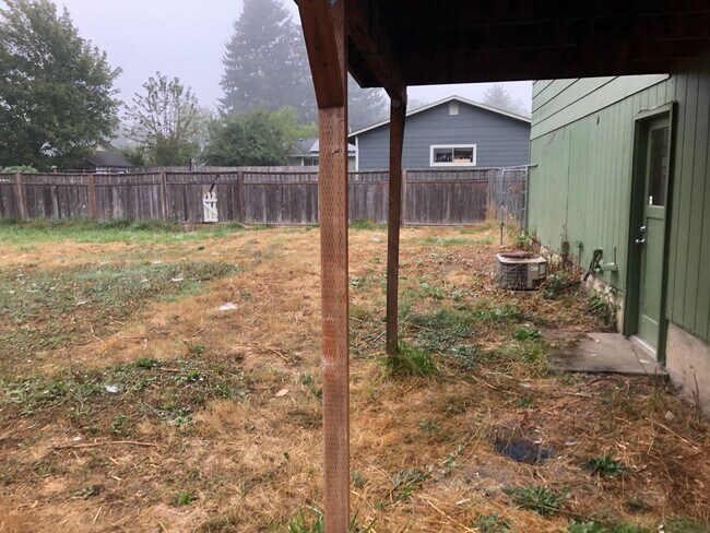 Building Photo - Large 3 Bed, 2 Bath Split Level Home in Newberg- Landscaping Included