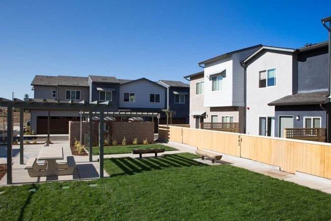 Building Photo - 533-533 Grande Ave