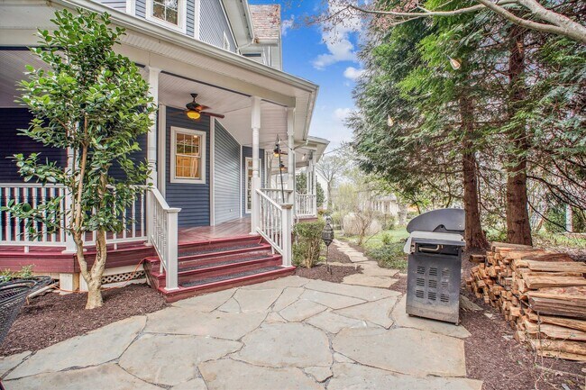 Building Photo - Stunning and Spacious Single Family Home S...
