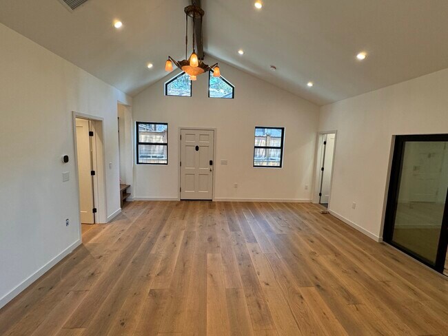 Building Photo - 2111 Hyperion Ave