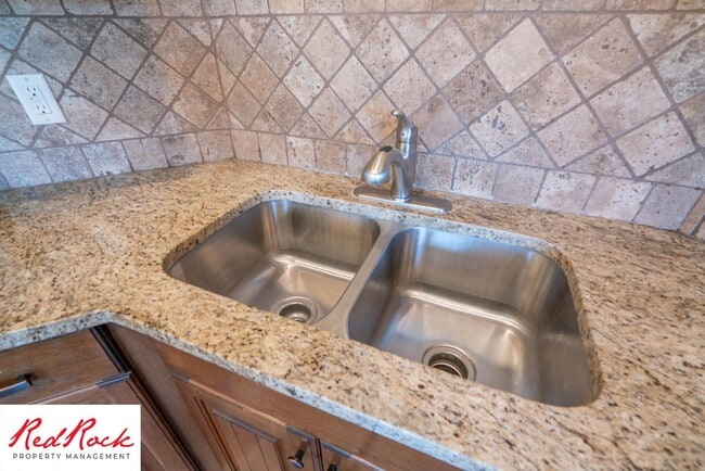 Building Photo - 3 Bedroom Townhome In Southgate Community