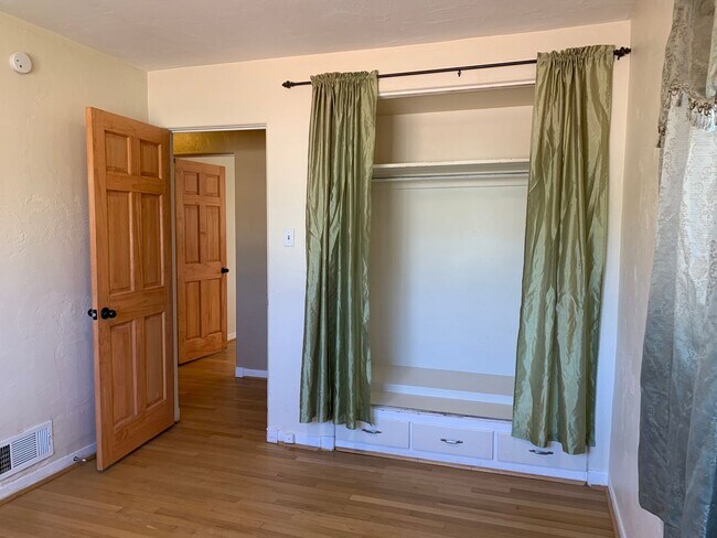 Building Photo - Splendid 4 Bedroom, 1.5 Bath Home Near Kirtland AFB! Available Now!