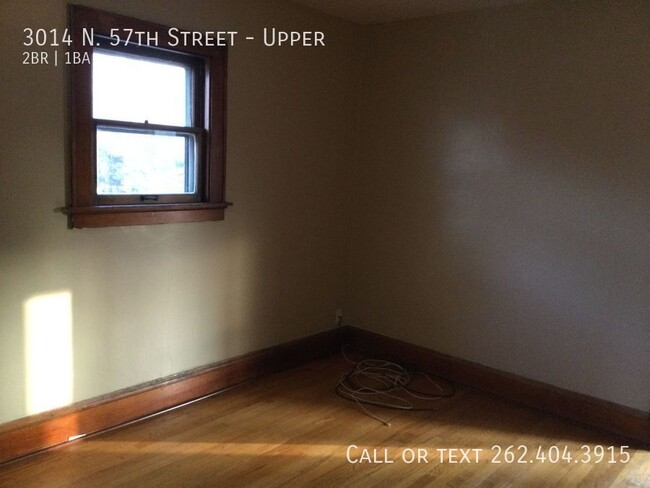 Building Photo - Three Bedroom Spacious Upper Duplex