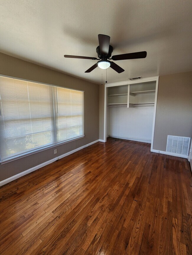 Building Photo - 3 bed 2 bath home with 1 car garage