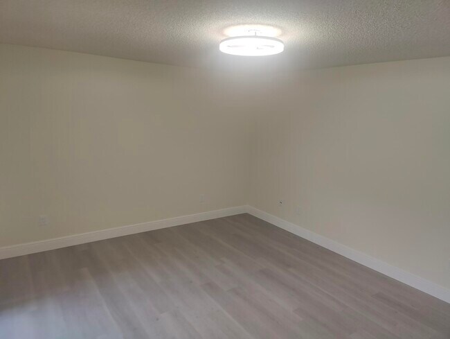 Building Photo - 302 Lakeview Dr E