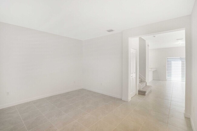 Building Photo - Brand new Townhome 3/2.5  Maximum 2 Cars