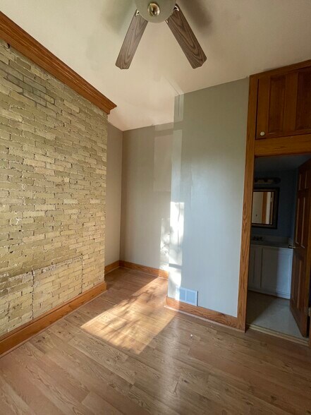 Building Photo - 2030 N Cambridge Ave