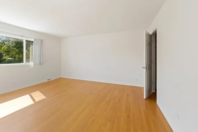 Building Photo - BEAUTIFUL LARGE 1 BED/1 BATH TOWNHOUSE RENTAL W/IN-UNIT LAUNDRY AND PARKING.....MUST SEE!!