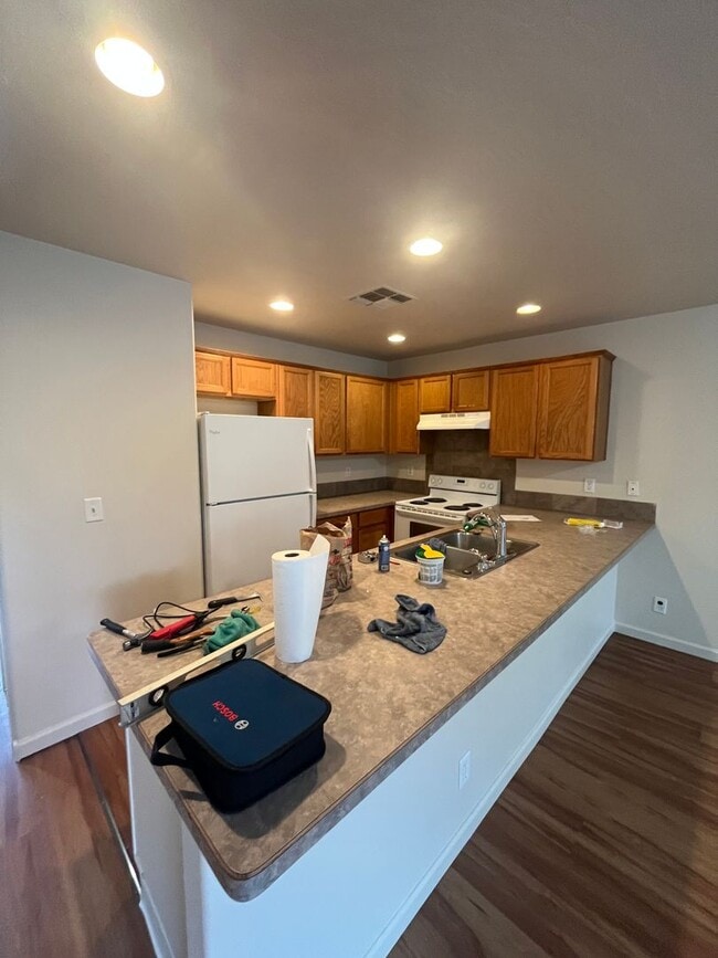 Building Photo - Townhouse style duplex in Lowell