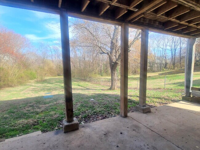 Building Photo - Charming home with wonderful yard!