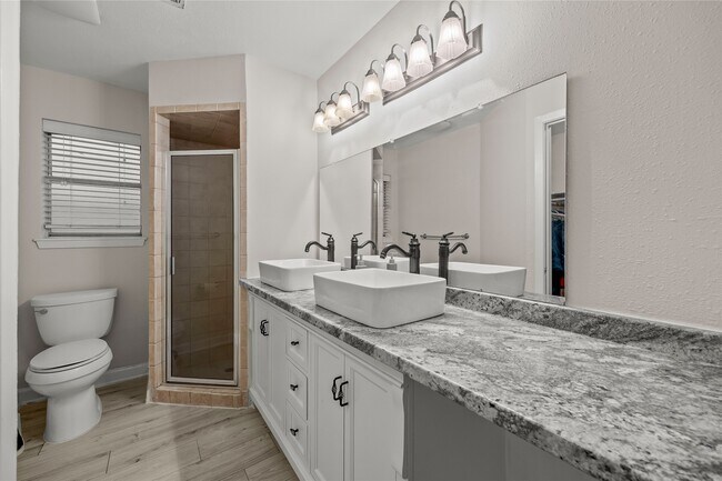 Building Photo - 1607 Buescher Dr