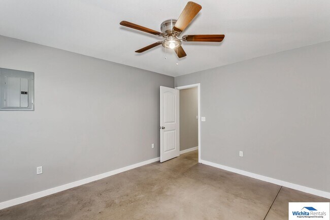 Building Photo - 3 bedroom 2 bath duplex