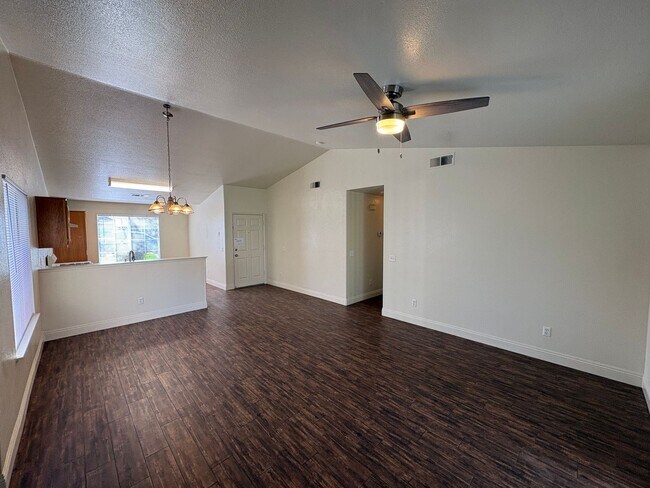 Building Photo - SE Visalia home Rent Ready!