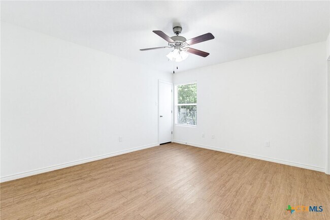 Building Photo - 913 Ashwood Dr