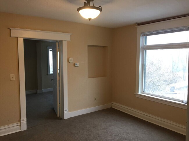 Building Photo - 2 Bedroom Apartment Available June 1!!