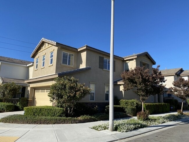 Building Photo - Beautiful large 3 bedroom home in Eastvale!