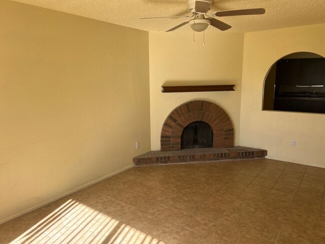 Building Photo - Two Bedroom Townhome Centrally Located in Yuma.