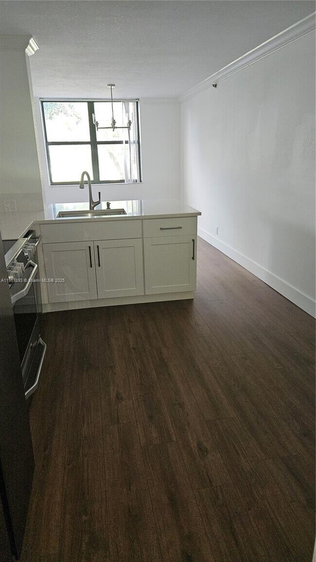 Building Photo - 105 Lake Emerald Dr