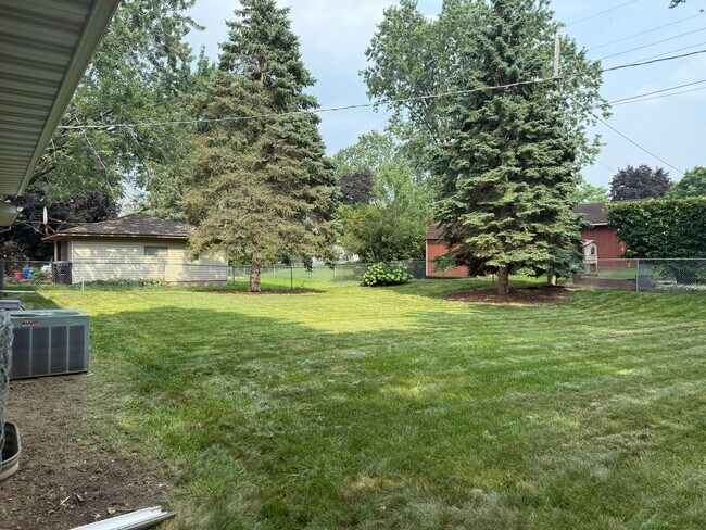 Building Photo - Newly Refreshed 3 Bedroom 1 Bath Single Fa...