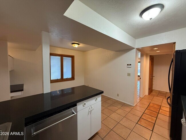 Building Photo - 2114 S La Rosa Dr