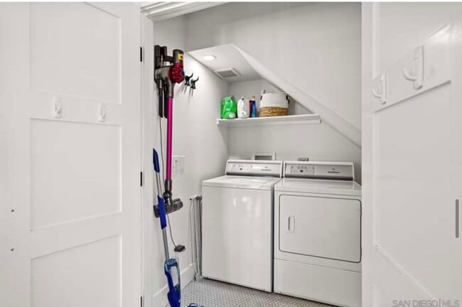 Building Photo - 229 Carnation Ave