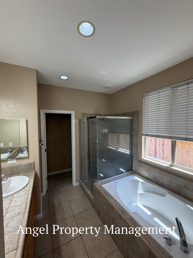 Building Photo - 10101 E Taron Dr