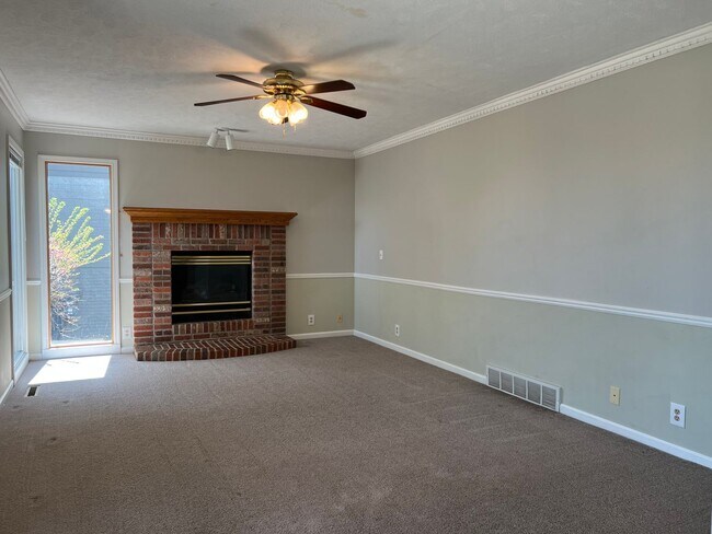 Building Photo - Well-Located 4 Bedroom with Versatile Living Space!!