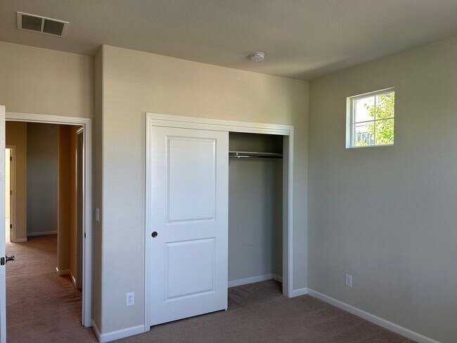 Building Photo - **READY FOR MOVE IN** Somersett Townhome