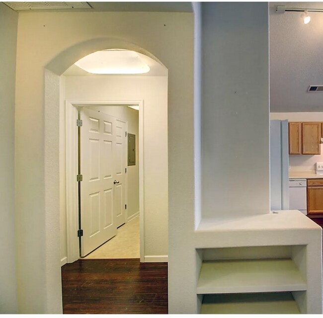 Building Photo - Updated and Bright 2B/2B Available for August!
