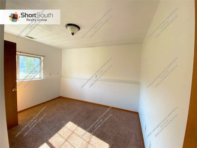 Building Photo - 4 bed 2 bath Single Family Home