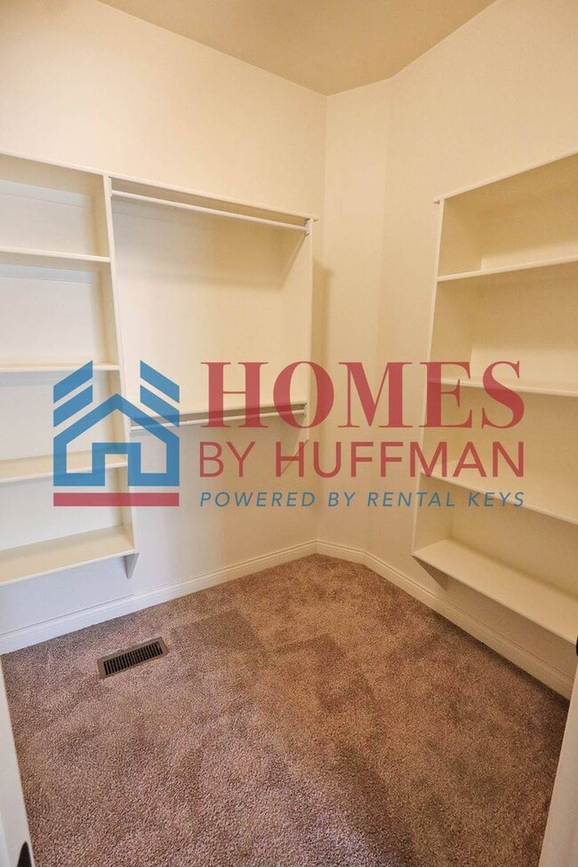 Building Photo - Three Bedroom | Two Bathroom | Newburgh