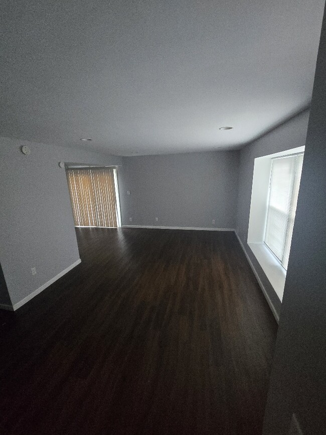 Building Photo - 4V S Fernwood Dr