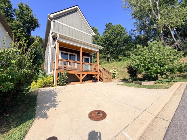 Building Photo - 2 Bed/2.5 Bath Home for Rent in Weaverville, NC