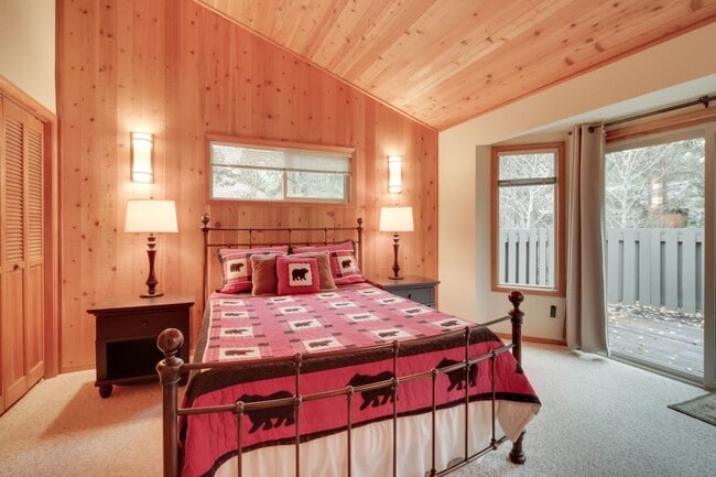 Building Photo - 3 Bedroom 2 Bath Fully Furnished - Sunriver Oregon