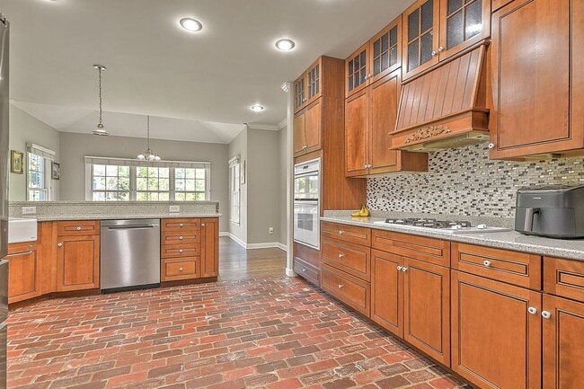 Building Photo - 9 Wayland Ct