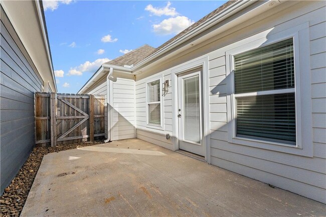 Building Photo - 913 NE Hts Ln