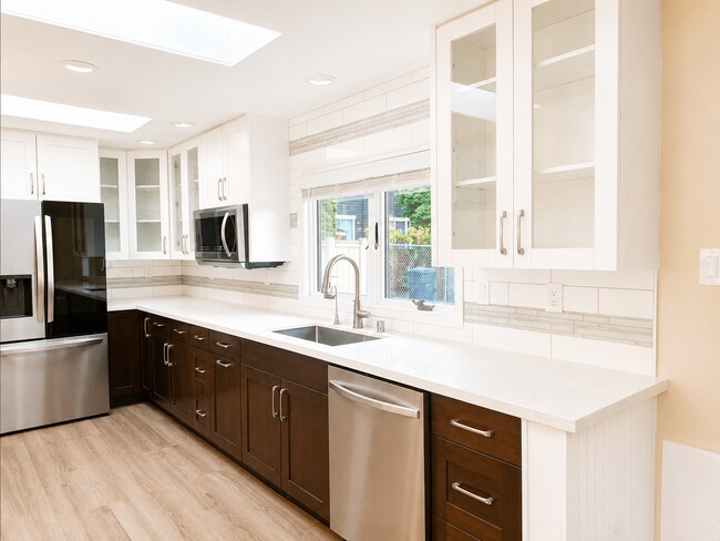 Building Photo - Beautifully Remodeled Home in Prime Kirkland Location | Designer Finishes | Spacious Layout | Top...