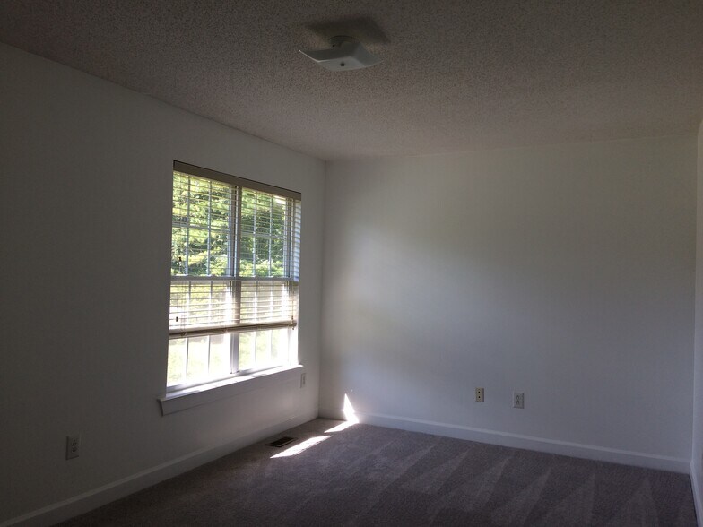2nd bedroom - 701 Swadley Rd