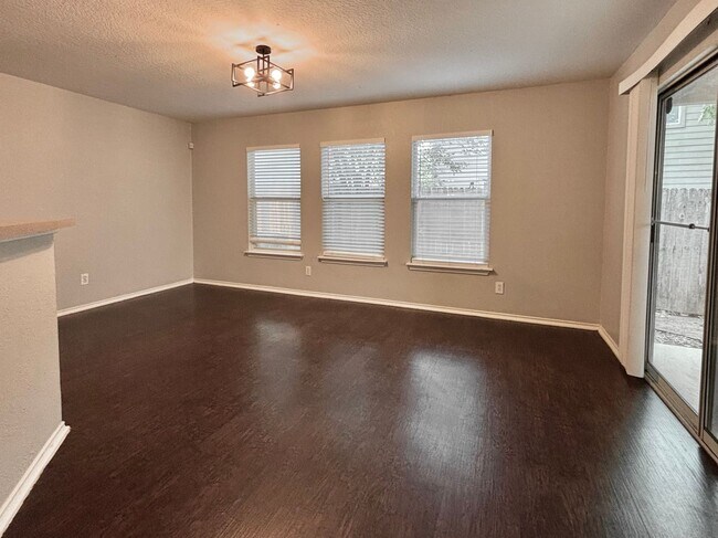 Building Photo - Beautiful 3 Bedroom Home with Loft | 2.5 B...
