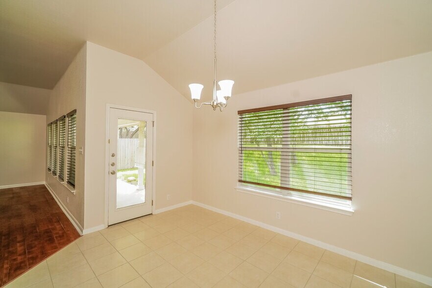 Building Photo - 1105 Wigwam