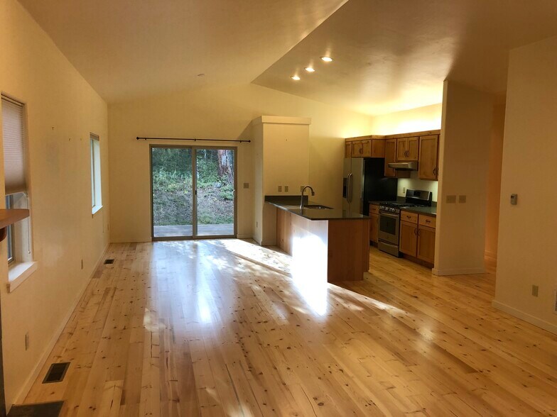 Kitchen/Dinning - 714 State Park Rd