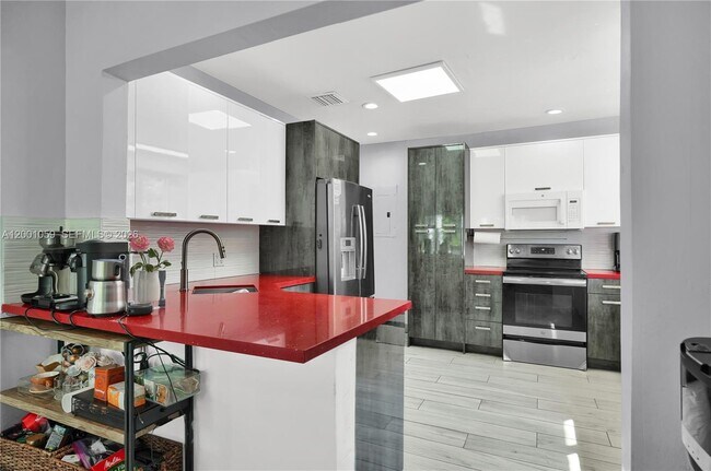 Building Photo - 820 W 43rd Ct