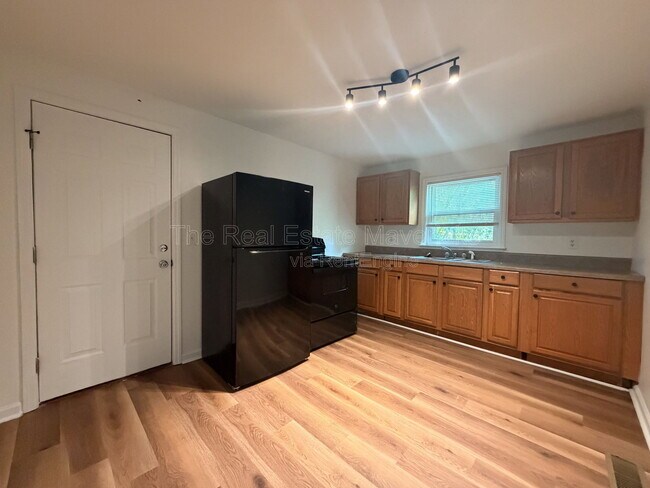 Building Photo - 1080 E Elmwood Dr