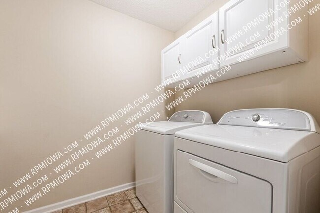 Building Photo - 9145 Greenspire Dr