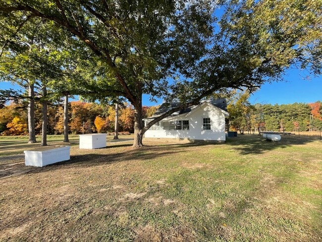 Building Photo - Must See Country Home Minutes to Kerr Lake