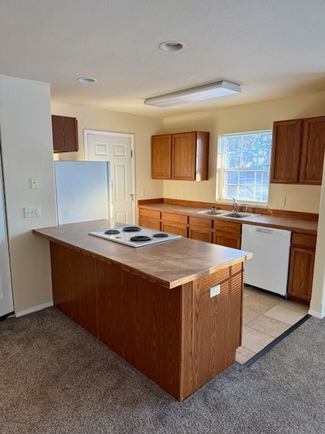 Building Photo - Spacious 2-Bedroom Townhouse in Bozeman – ...