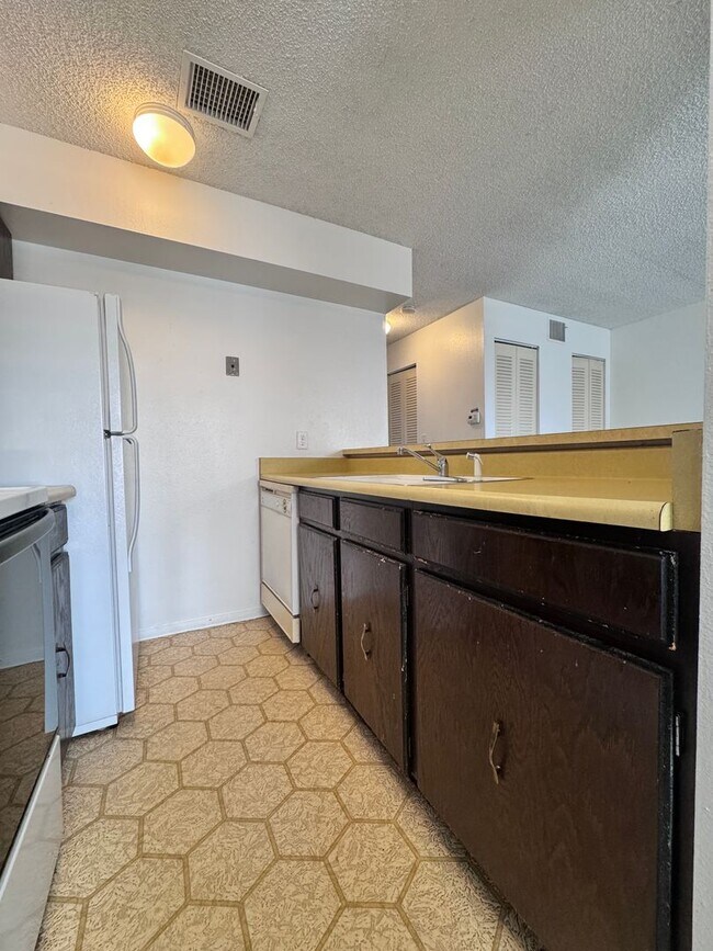 Building Photo - Cozy 1 bedroom Condo