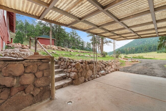 Building Photo - 3 BEDROOM, 3 BATH+ BONUS ROOMS ON RANCH IN...
