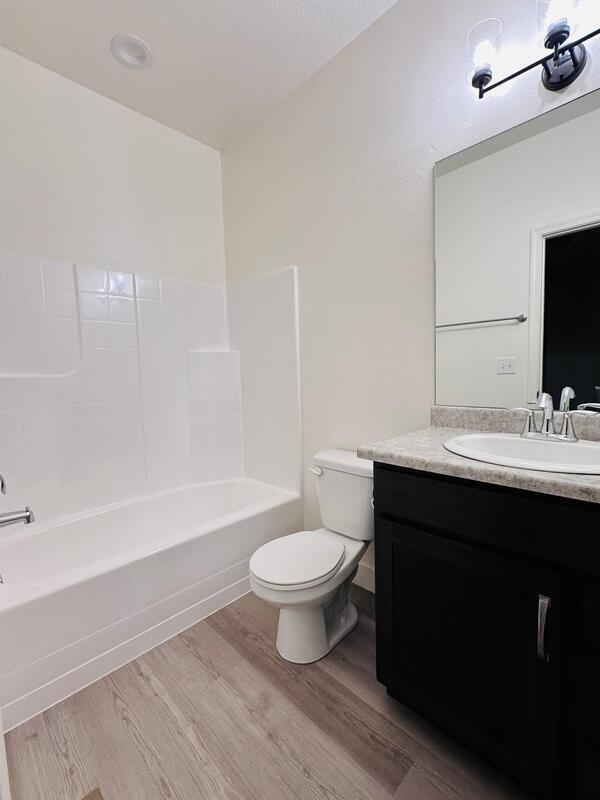 Building Photo - 225 950 E