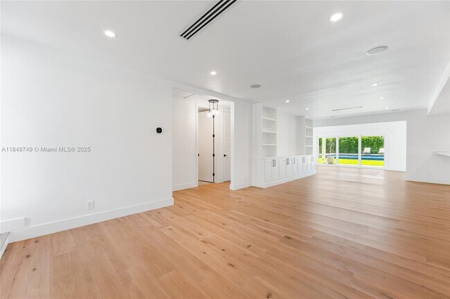 Building Photo - 740 S Shore Dr